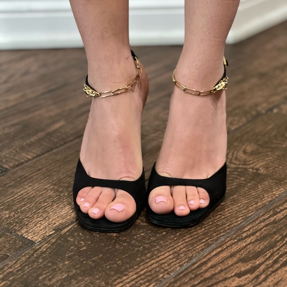 Gucci Black Velvet 4” Heel With Gold Ankle Strap - only worn 5 times, like new - Picture 3 of 9